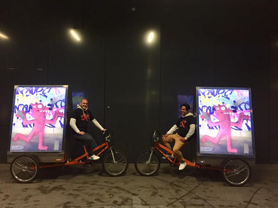 Vélos électriques publicitaires MediaShift pour la campagne de Pimax et de BELAIR FINEART en mode nocturnes
