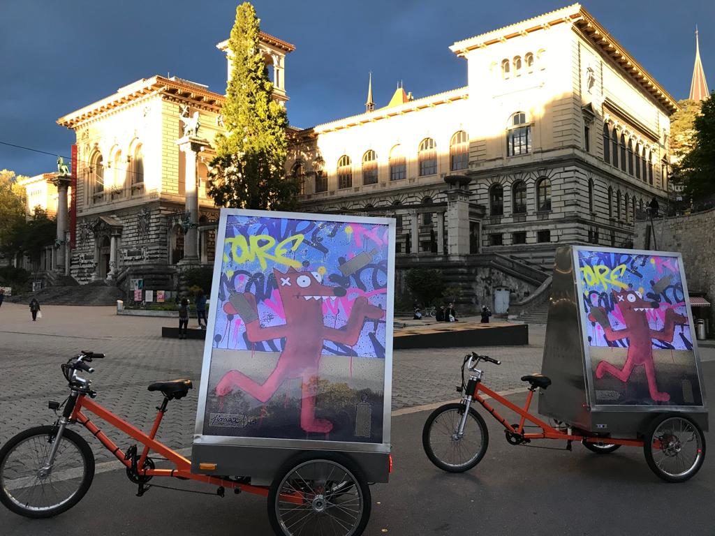 Les vélos électriques MediaShift sur la place de la Riponne à Lausanne pour la campagne de Pimax avec BELAIR FINEART