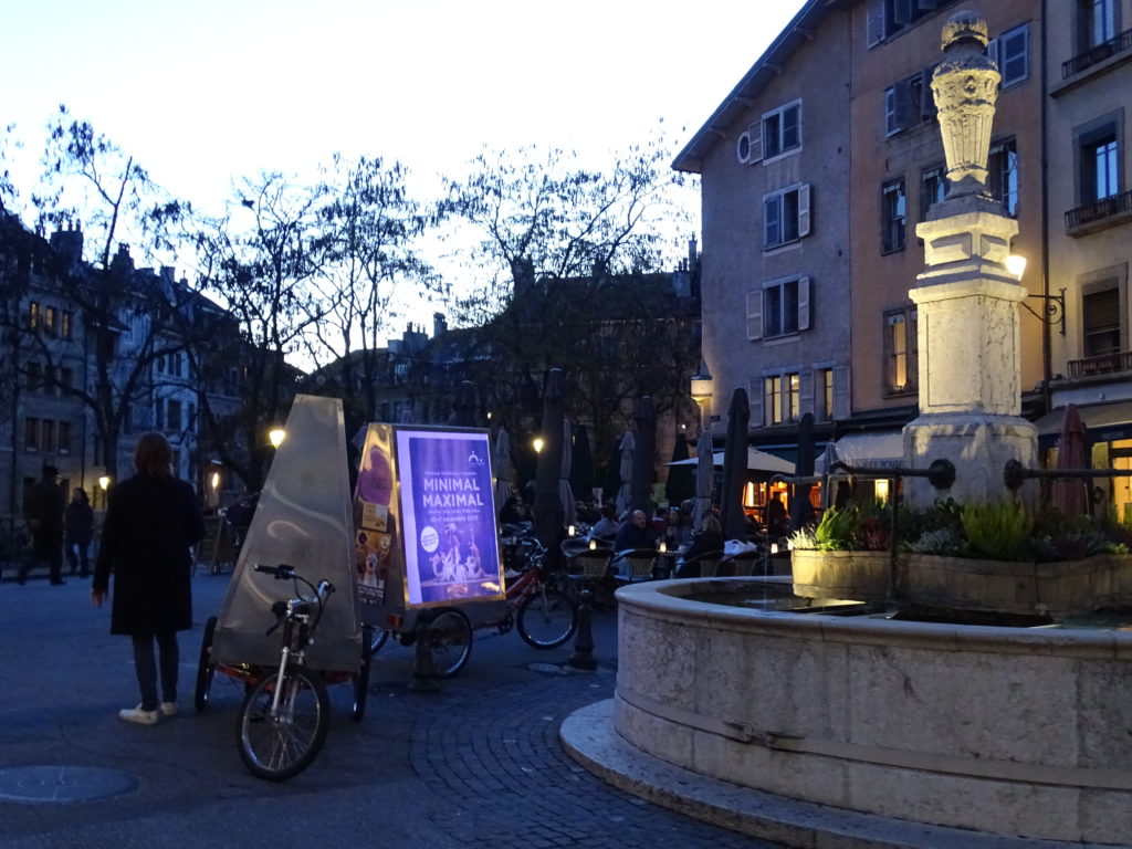 Vélo électrique publicitaire MediaShift rétroéclairé en vieille ville de Genève pour la campagne Minimal Maximal du Grand Théâtre de Genève