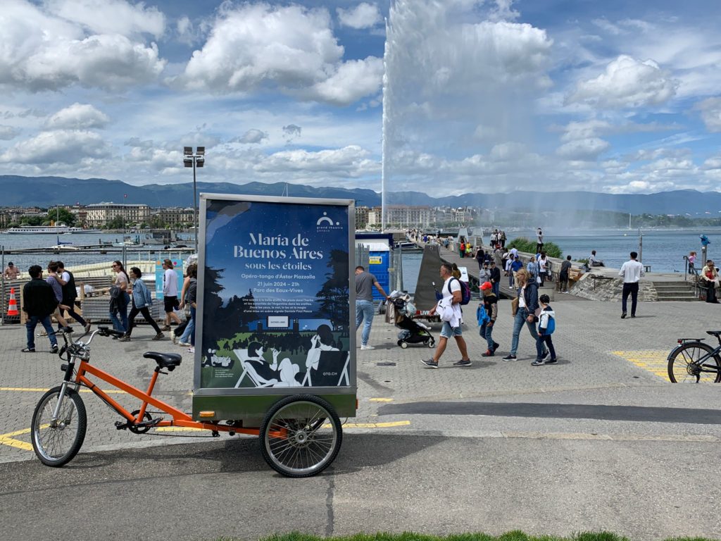 Vélo publicitaire 
agence de communication
streetmarketing Genève
Communication de proximité
Affiche mobile
Livraison