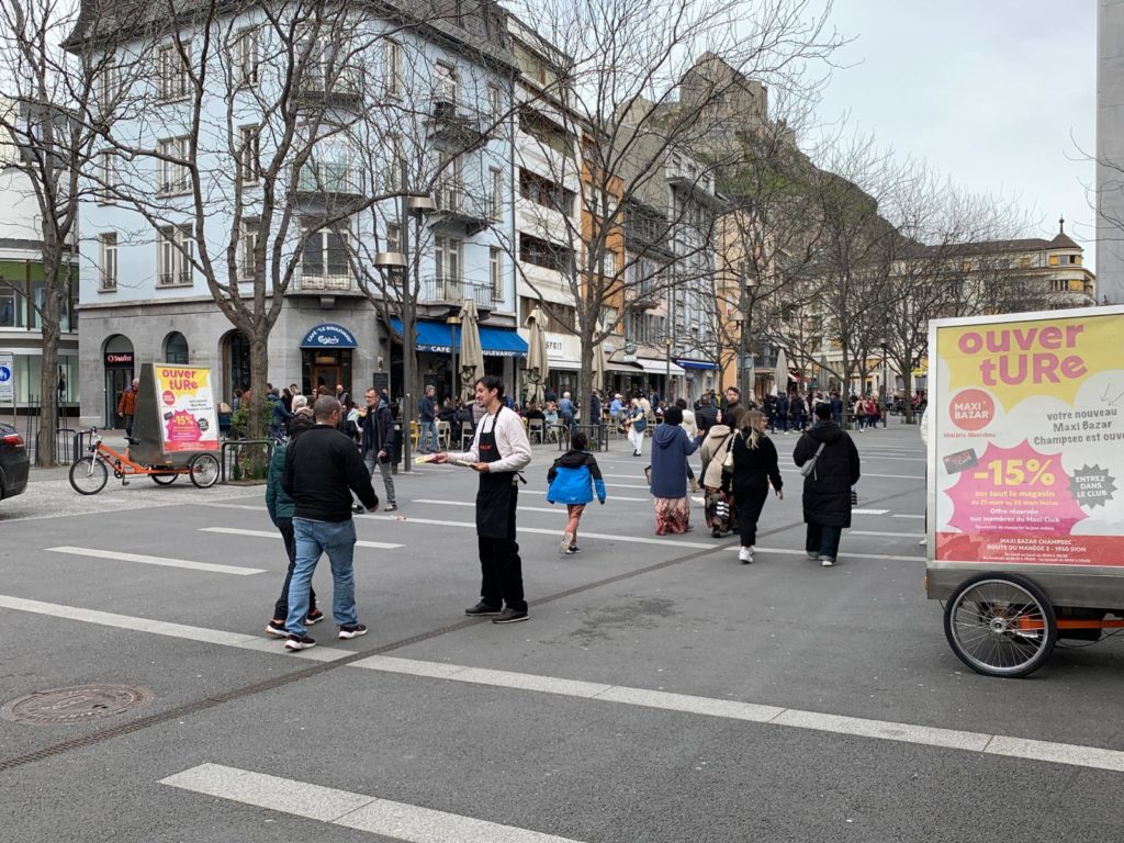 Vélo publicitaire 
agence de communication
streetmarketing Genève
Communication de proximité
Affiche mobile
Livraison