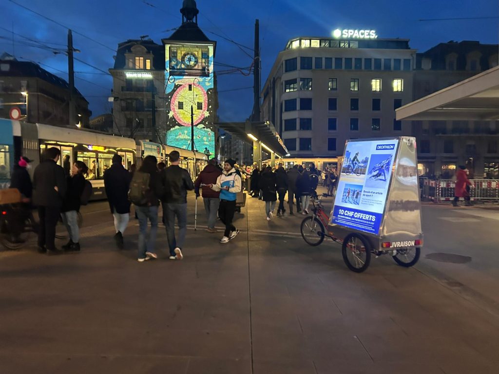 Vélo publicitaire MediaShift en campagne pour DECATHLON Genève