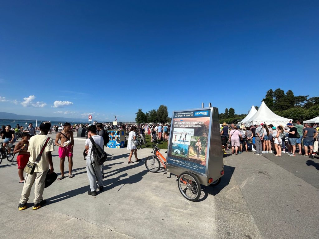 Vélo publicitaire MediaShift en campagne pour DECATHLON Genève 3